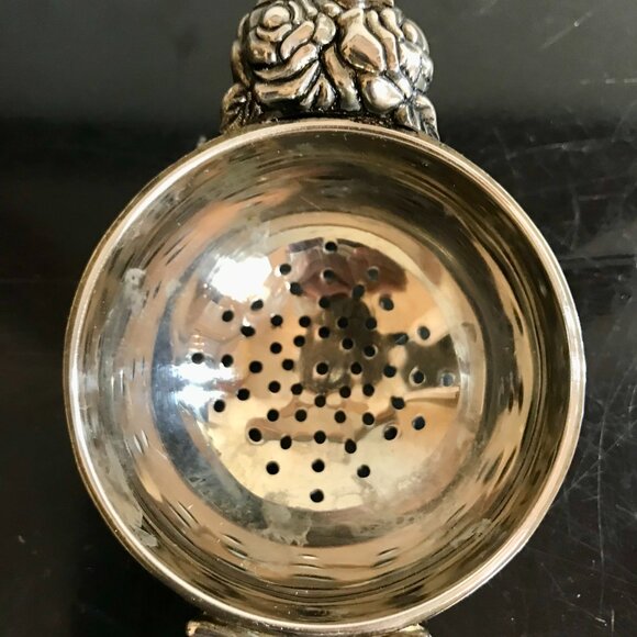 Royal Doulton Silver Metal & Porcelain Plate Over the Cup Tea Strainer Roses - Picture 3 of 6